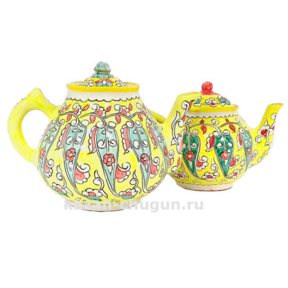 Фотография двух желтых узбекских чайников рядом